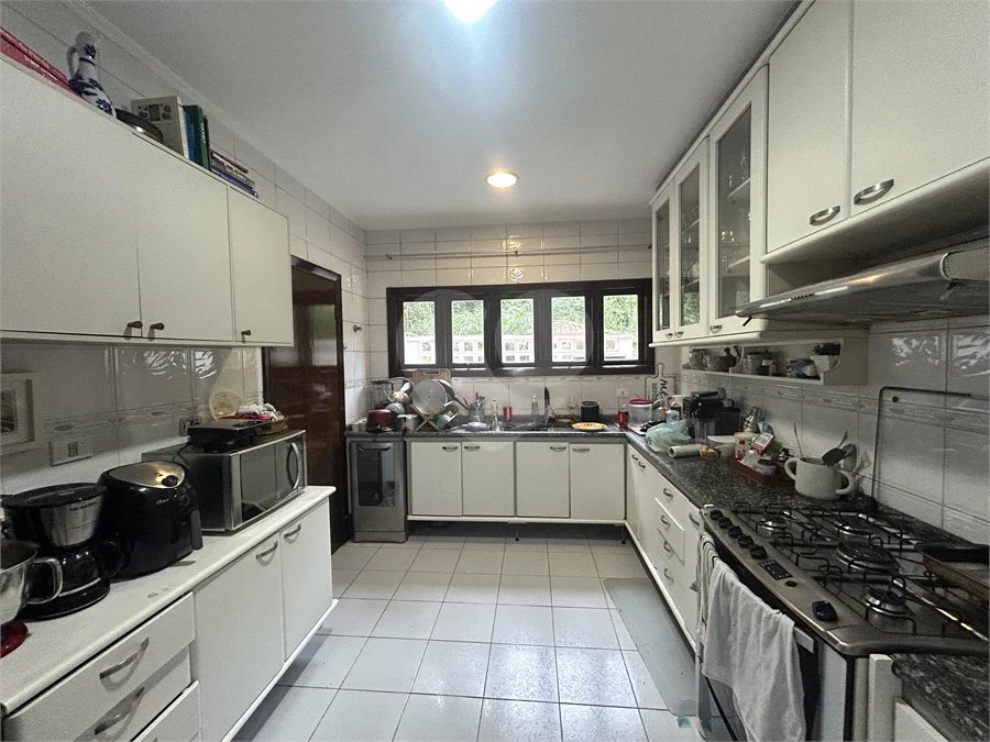 Casa em condomínio com 3 dormitórios, 01 suíte, garagem para 06 carros, área gourmet, piscina.