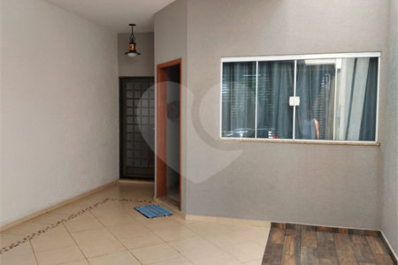 Casa Térrea com 2 dormitórios, sendo 1 suíte.