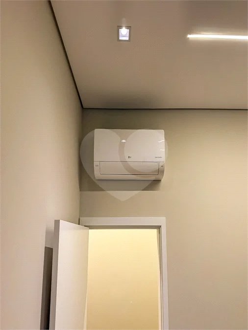 Indaiatuba - Condominio Sapezal - R$ 2.400.000,00 - Área Total 360,00 m² - Área Construída 213,32 m² - TÉRREA - 03 suítes sendo a master com closet; - Escritório; Lavabo; Cozinha com cooktop e planejados; Gourmet com churrasqueira; Ambientes preparados para ar condicionado; Piscina com cascata,