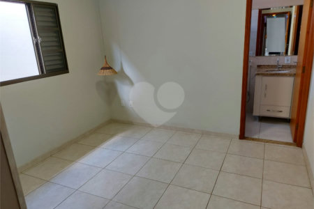 Casa Térrea com 2 dormitórios, sendo 1 suíte.