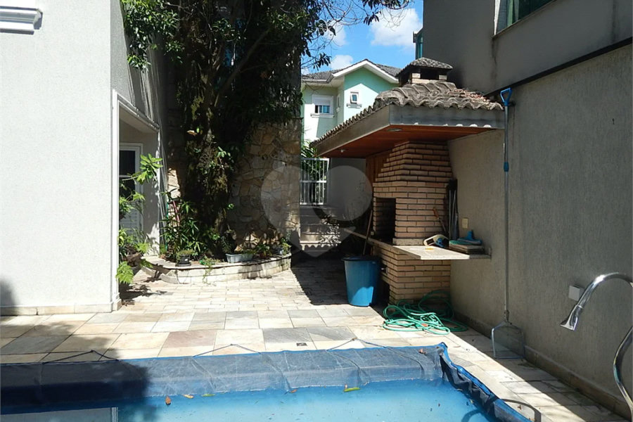 Casa em condomínio fechado no Jardim Floresta, 3 suítes, área gourmet, piscina, 4 vagas.