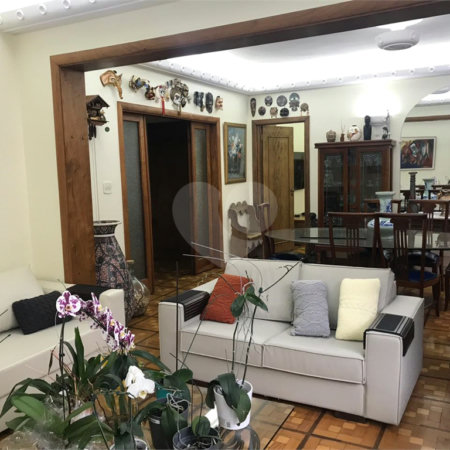 Apartamento de 345m2, 1 por andar.4 dormitórios (sendo 1 suite e 1 closet).