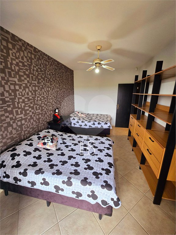 Indaiatuba- Vale das Laranjeiras - Vista dos fundos para o lago - Casa assobradada - 3 pisos, 4 quartos, 2 suítes, uma com hidro ,escritório, sala 3 ambientes, lareira, lavabo,cozinha ampla, despensa, lavanderia, churrasqueira, forno pizza, 6 wcs, piscina, jardim despensa, garagem, segurança