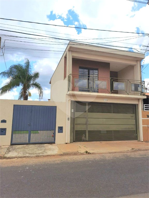 Sobrado á venda com Edícula, no Jardim Embaré, em São Carlos-SP.