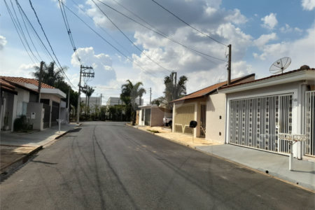 Sobrado à Venda no Parque Fehr – 3 Dormitórios e Área Gourmet em Rua Tranquila
