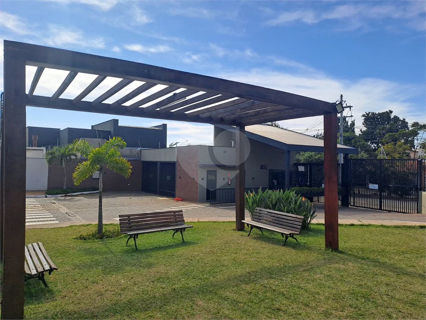 Linda Casa 3 dormitórios com piscina - R$ 950.000,00