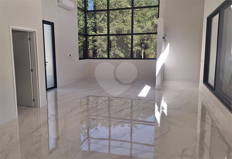 Casa a venda com 04 suítes área gourmet e 6 vagas para autos em condominio fechado Atibaia
