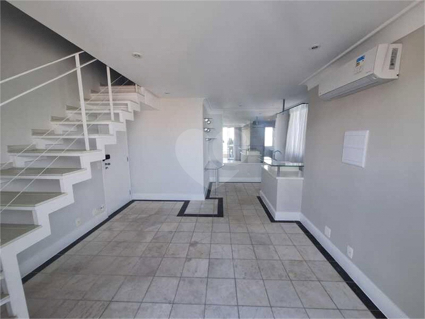 Apartamento para locação com 2 dormitórios, sendo 1 suíte com 02 vagas, totalmente climatizado nos 3 ambientes