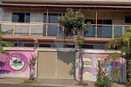 Sobrado 3 quartos e área comercial em baixo.