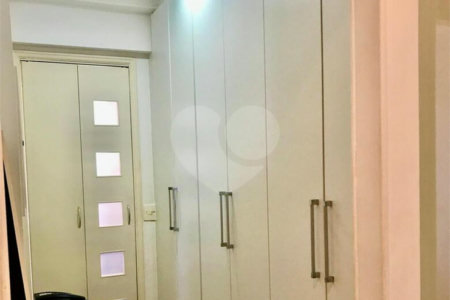 Apartamento de 03 dormitórios sendo 1 suíte e 02 vagas de garagem.