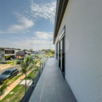 Indaiatuba - Condominio Villa Sapezal - 318 m² de Terreno - 230 m² de Área Construída - 3 suítes, sendo 1 Master com closet planejado - Sala de TV - Sala de estar integrada à Sala de jantar - Cozinha com móveis planejados - Despensa - Escritório planejado - Lavabo - Piscina com preparação para aquec