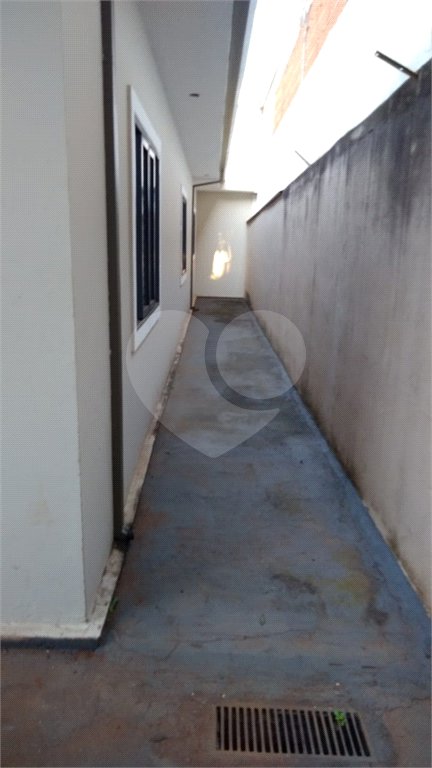 Casa Térrea com 3 dormitórios, sendo 1 suíte.