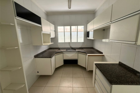 Casa á venda, com 3 dormitórios, no bairro Planalto paraíso em São Carlos.