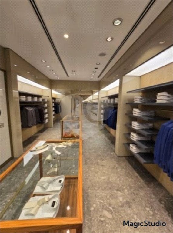 Prédio Comercial com 300m² , 3 pavimentos , refeitório , 2 banheiros , à venda no Brás.