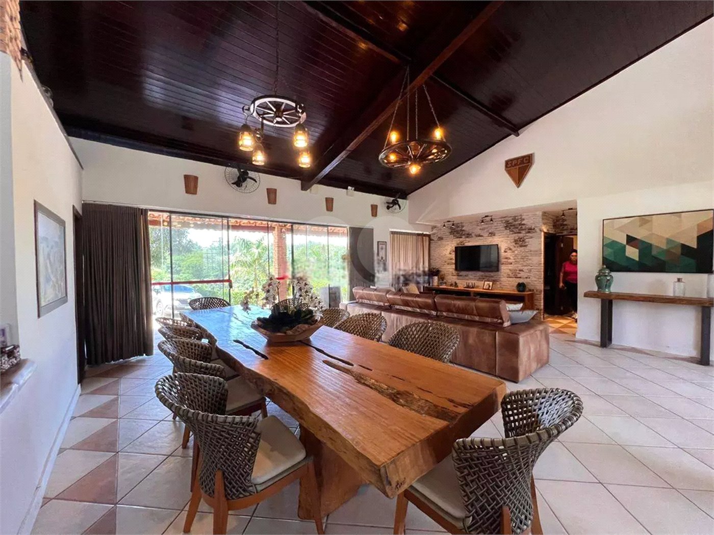 Chácara com excelente infraestrutura, contendo casa com 8 dormitórios, 900 m² de área construída, área total de 3000m², piscina adulto e infantil, churrasqueira, quadra gramada de futebol - Rio Acima - Atibaia/SP 900 m² Área construída 3.000 m² Área do terreno