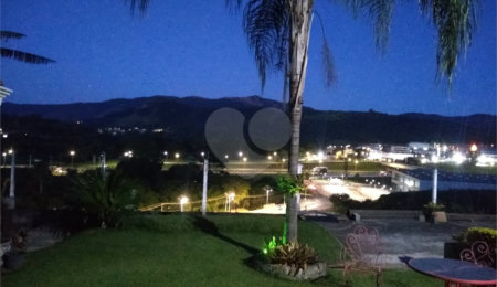 Sobrado à venda com 4 quartos, sendo 3 suítes,  em Jardim Estância Brasil, Atibaia, SP