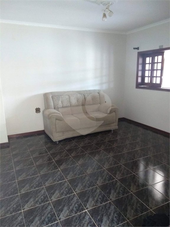 Sobrado com 4 dormitórios, sendo 1 suíte.