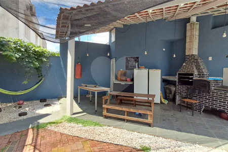 Casa à Venda no Golden Park – 4 Quartos, Churrasqueira e Piscina!
