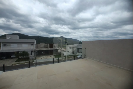 Casa exclusiva em Atibaia de alto padrão com 3 suítes, piscina, espaço gourmet, condomínio fechado, aceita financiamento