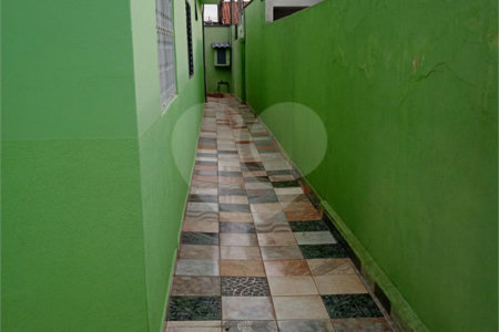 Casa térrea com 3 dormitórios.