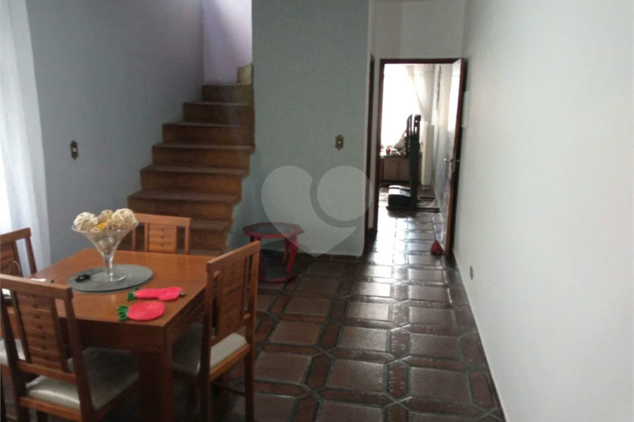Ótimo sobrado, com amplo espaço interno (127m2), possuindo 03 dormitórios (01 suíte),