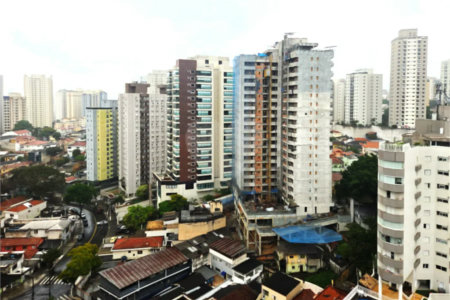 Apartamento na Chácara Inglesa com 2 dormitórios (1 suite), varanda, vista livre e vaga