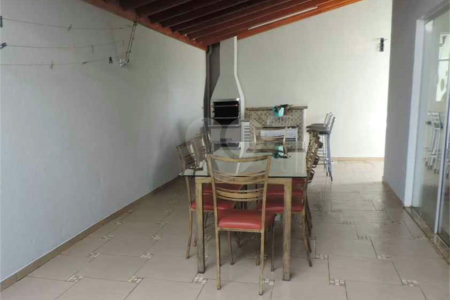 Casa Térrea com 2 dormitórios, sendo 1 suíte.