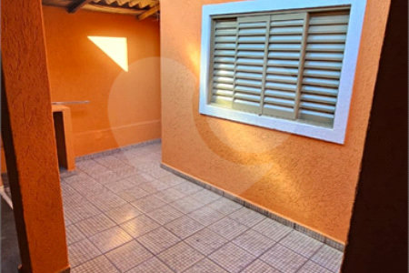 Excelente Casa Residencial no São Carlos 5 com 3 Quartos (1 Suíte) e Garagem Coberta para 2 Carros