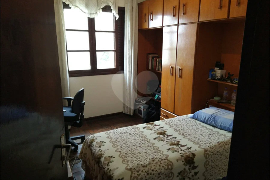Oportunidade Imperdível na Vila Madalena: Sobrado Aconchegante com Quintal e 2 Vagas de Garagem!