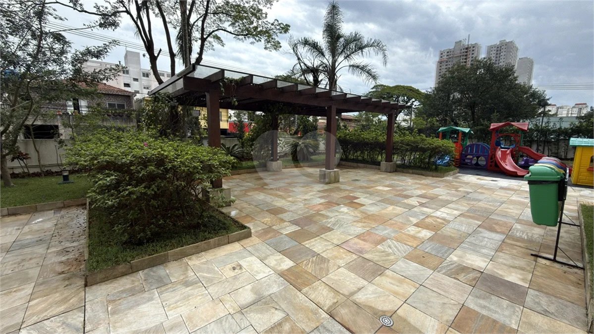 Apartamento de 155 m² com 4 dormitórios, varanda e 2 vagas de garagem. Condomínio com piscinas adulto, infantil e aquecida, lazer e portaria 24 horas.