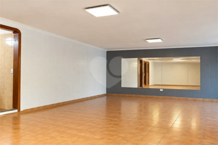 Casa à venda com 6 dormitórios, 3 suítes, piscina, área gourmet, hidromassagem, lareira, varanda e 6 vagas de garagem. Conforto e lazer para toda a família!