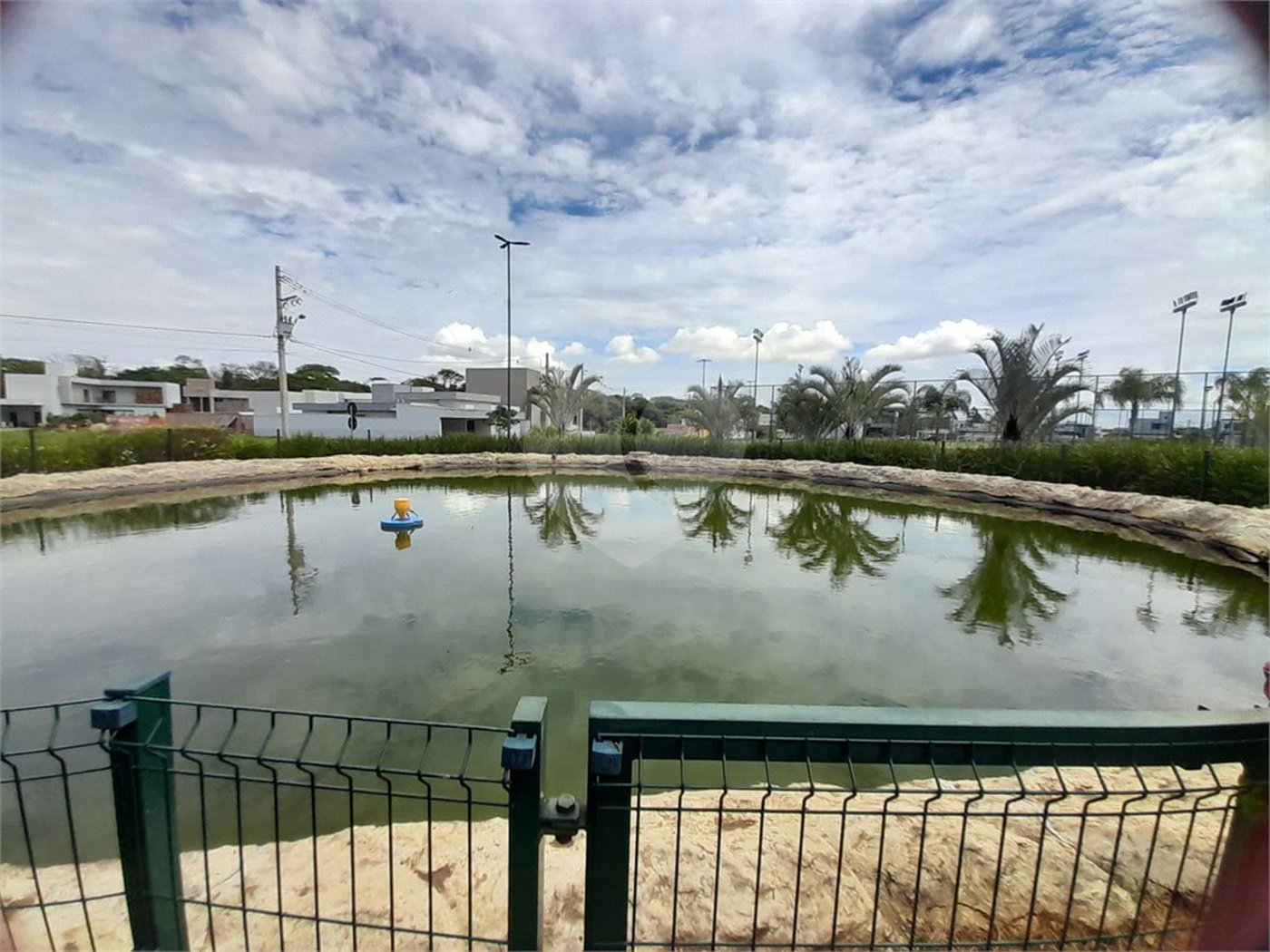 Belíssima Casa à Venda no Condomínio Damha IV