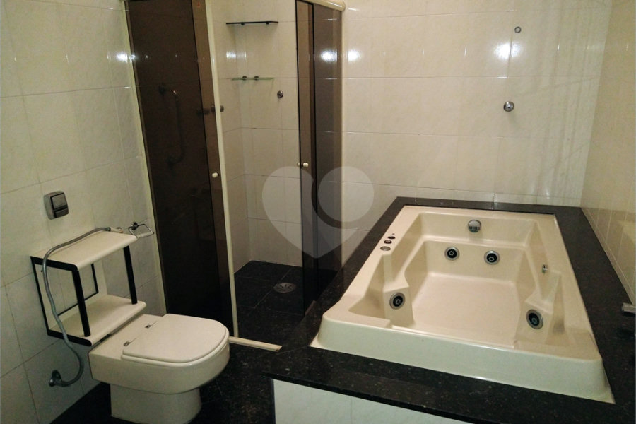 SOBRADO DE 426,0 M² COM 04 SUITES, SALÃO DE FESTAS, 06 VAGAS,06 BANHEIROS E PISCINA PARA LOCAÇÃO OU VENDA NO BARRO BRANCO