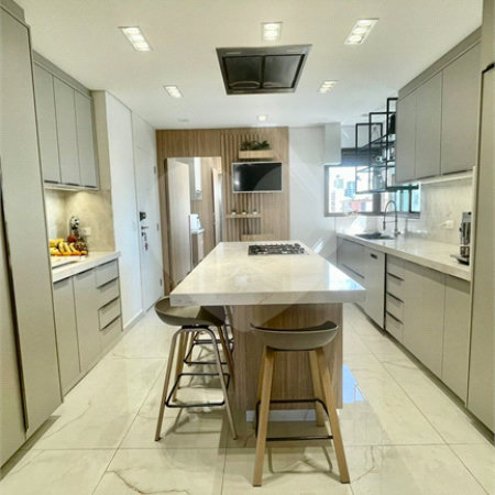 Cobertura à venda na Aclimação de 300m² com 2 vagas.