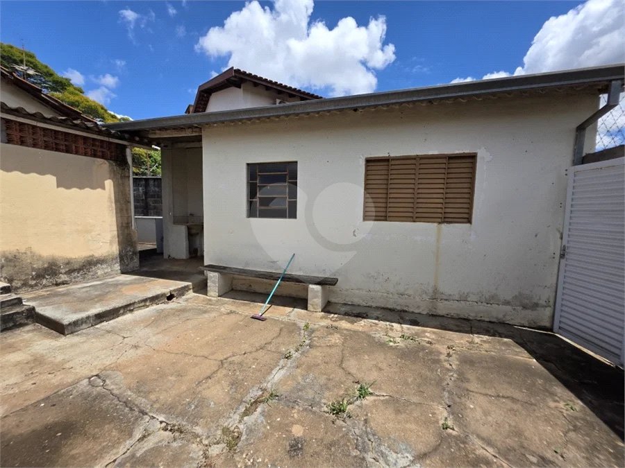 Casa térrea à venda com amplo quintal e grande potencial na Vila Nery
