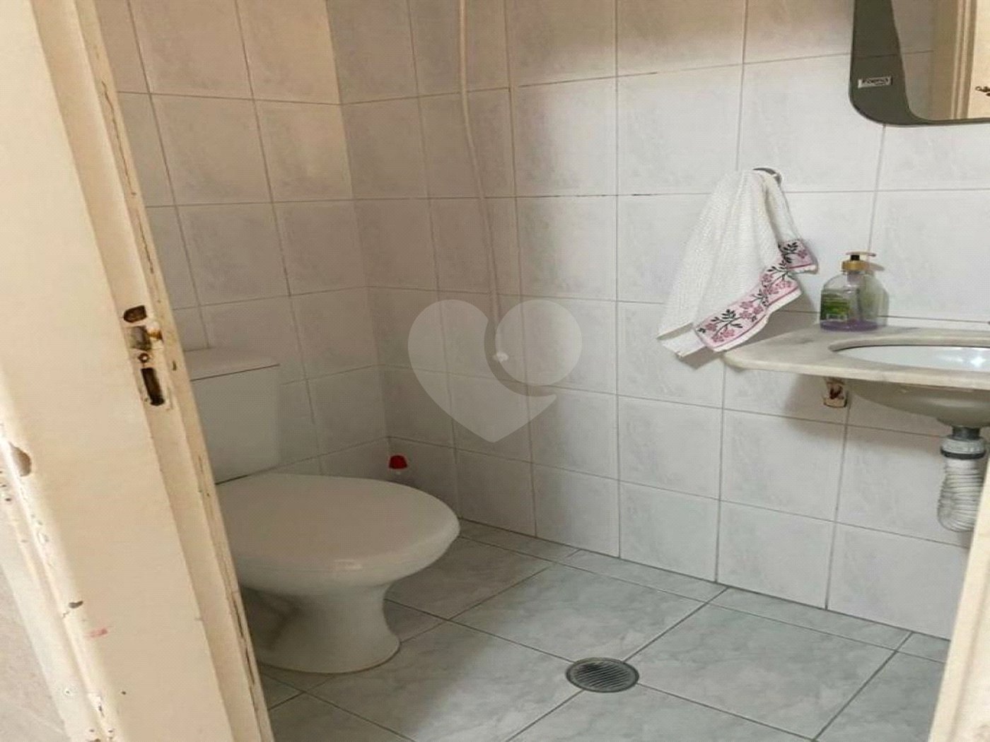 Sobrado à venda com 150 metros de área util e possui 3 dormitórios, sendo 1 suíte.