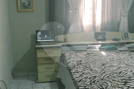 Casa Térrea com 3 dormitórios, sendo 1 suíte.