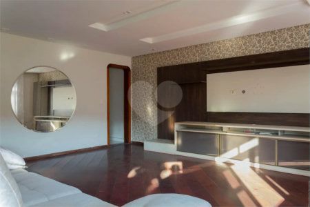 Casa à venda com 6 dormitórios, 3 suítes, piscina, área gourmet, hidromassagem, lareira, varanda e 6 vagas de garagem. Conforto e lazer para toda a família!