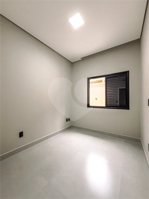 Indaiatuba - Jardim Bom sucesso - Área total: 150m² - Área construída: 115m² - 3 dormitórios sendo 1 suíte com armário planejado;Sala para dois ambientes; Banheiros com box gabinetes e espelhos; Área gourmet com churrasqueira a carvão e móveis planejados; Lavanderia coberta; Ar condicionado na sala