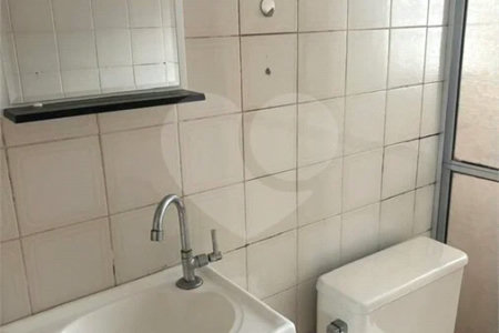 São Paulo - Capital - Bairro Santa Cruz - R4 495.000,00 - Aceita permuta por imóvel na cidade de Indaiatuba- Sp - Sobrado em rua residencial sem saída e com praça particular. O imóvel possui 2 quartos — 1 suíte com dois ambientes e acesso a hall externo. Sala ampla, cozinha com dois ambientes