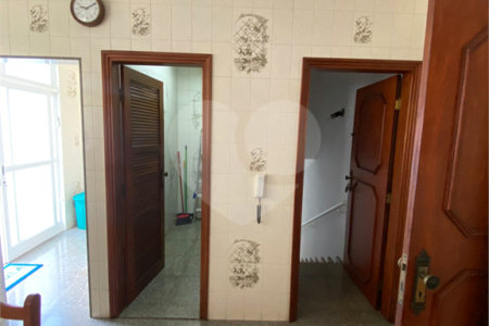 Casa Térrea com 3 suítes, sendo 1 suíte master.