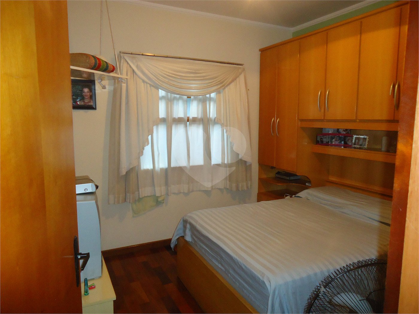 Sobrado com 4 quartos sendo 2 suítes.