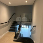Sobrado de alto padrão no Swiss Park, totalmente reformado, com 4 suítes, piscina, elevador, espaço gourmet, 4 vagas e condomínio com lazer completo.