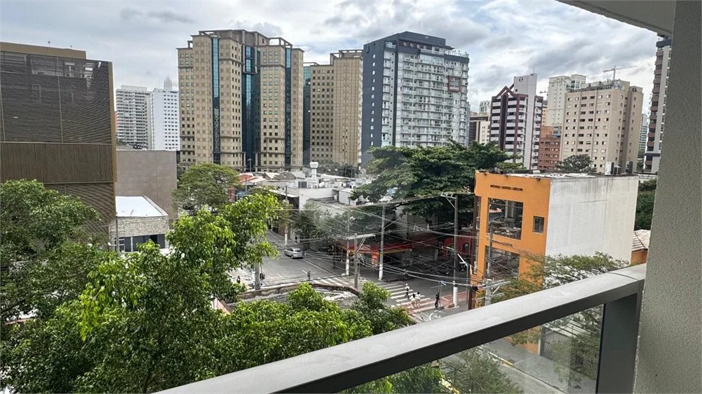 Studio mobiliado de 26m para locação em Moema