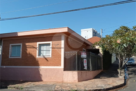 Linda casa no centro com 3 quartos.