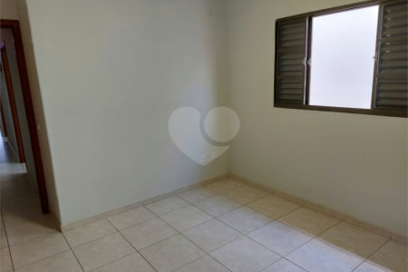 Casa Térrea com 2 dormitórios, sendo 1 suíte.