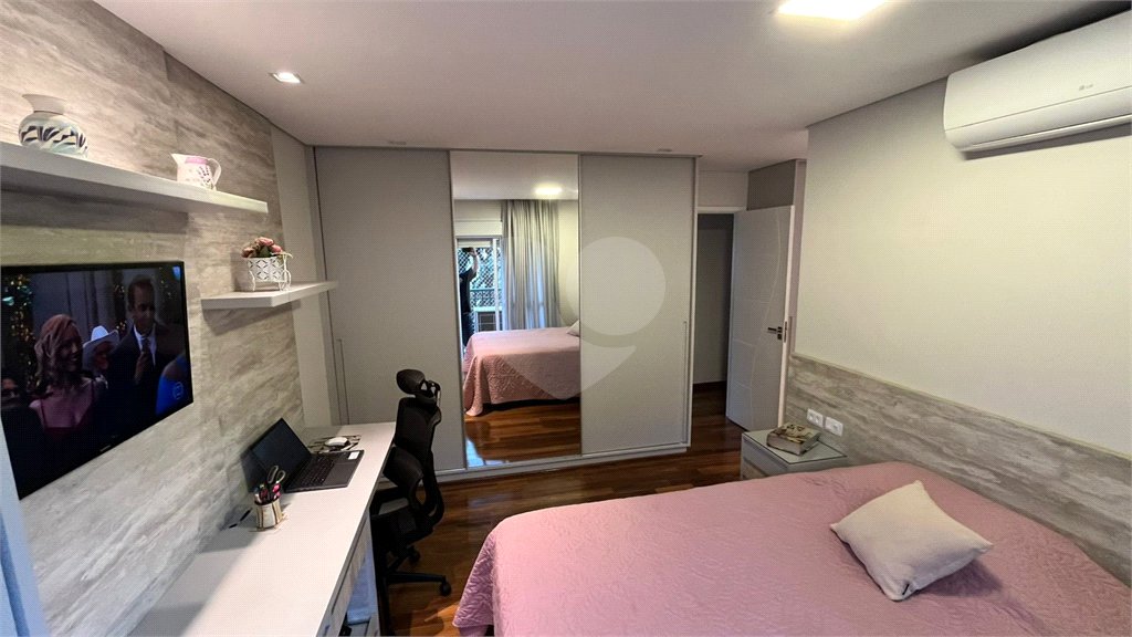 Apartamento de 176 m2 com 4 dormitórios sendo 3 suítes com 3 vagsa Condomínio Dolce Vita Avenida Lacerda Franco ,Cambuci -São Paulo