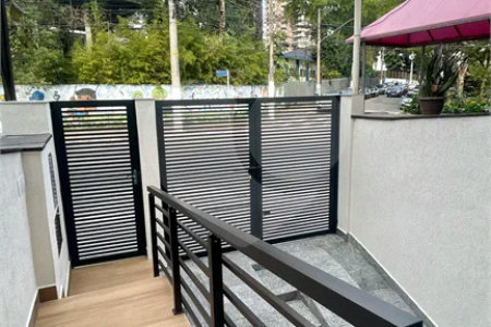 Sobrado com 3 andares, 350 m², 6 quartos, 2 suítes e 5 vagas para locação no Jardim Anália Franco!
