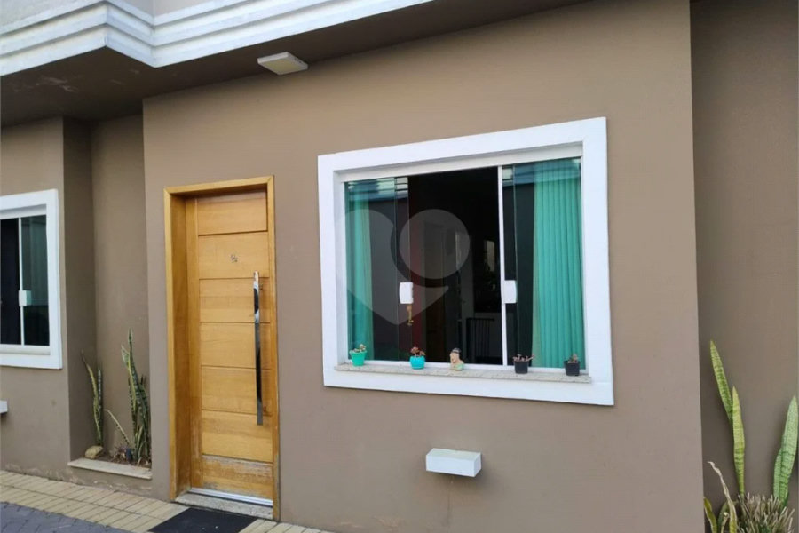 Vende-se Sobrado com 2 Suítes em Condomínio Fechado – Vila Ré