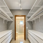 Sobrado geminado com 185 m², 3 suítes, closet, 4 vagas, área gourmet, sótão, energia solar, aquecimento de água e sistema completo de segurança.